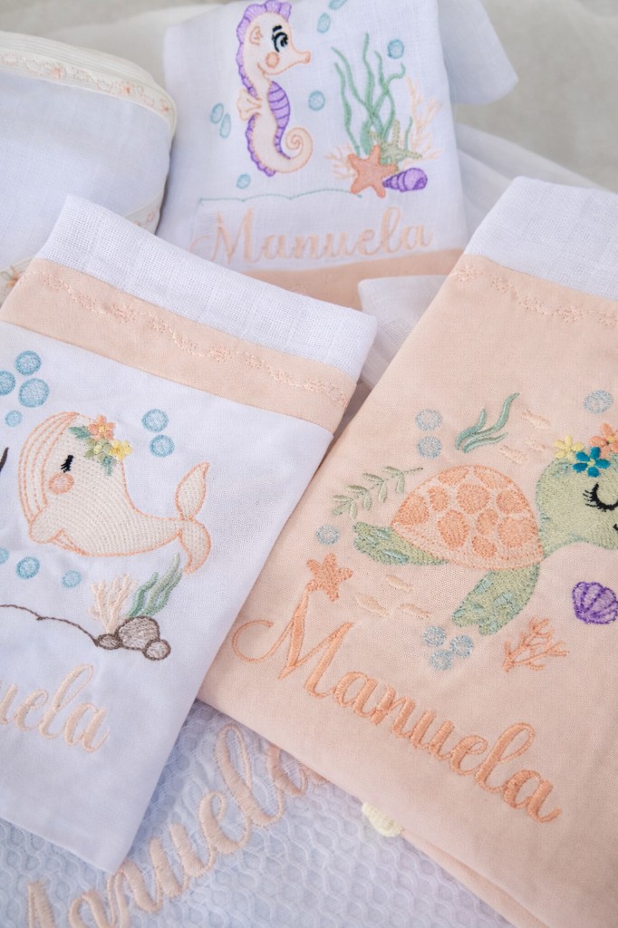 Mantas e toalhas com tema marinha — baleia e tartaruga bordados