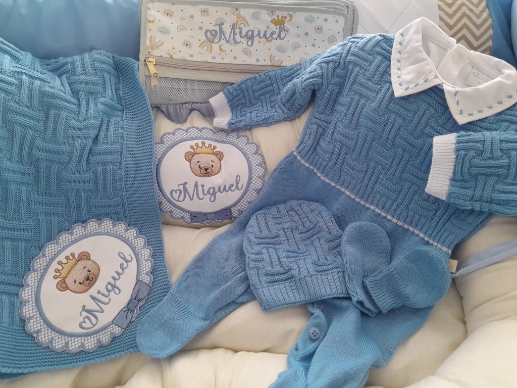 Conjunto de tricô coordenado com almofadas bordadas