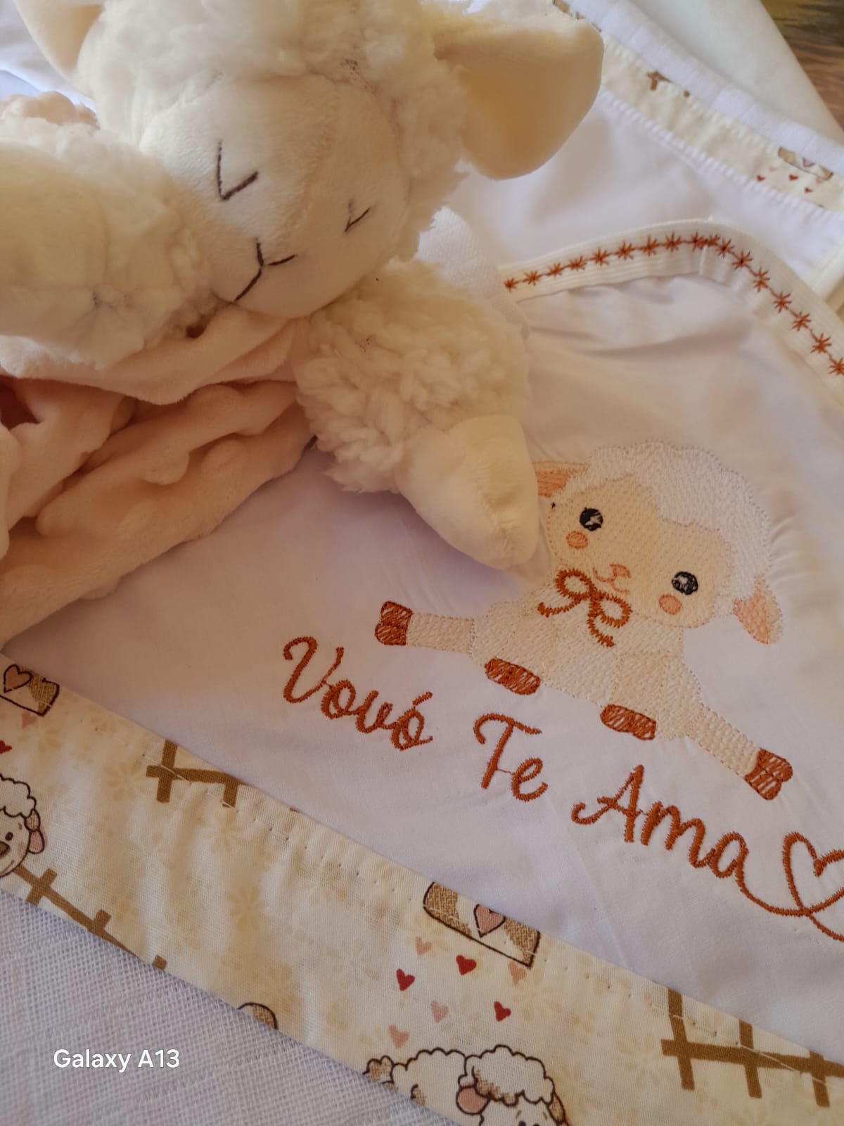 Manta Vovó Te Ama com bordado carinhoso e plush de ovelha